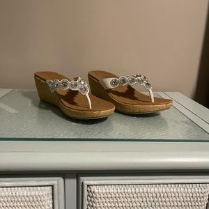 Sketchers Beverley-Bizzy Babe Wedge Sandal White Size 11W Wide